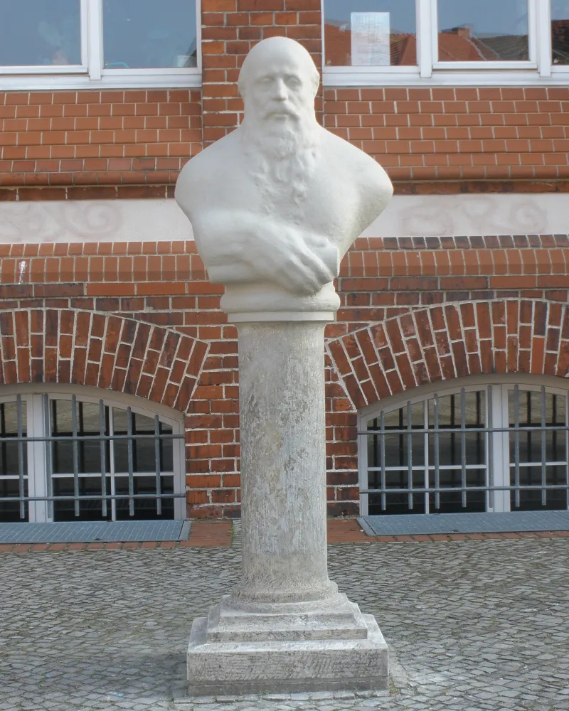 Büste von Turnvater Jahn vor der Schule