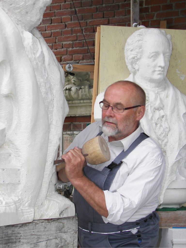 Bilderhauer Guntram Kretschmar bei der Arbeit