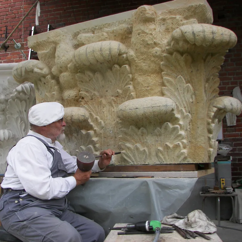 Bildhauer bei der Arbeit an Adlerskulptur