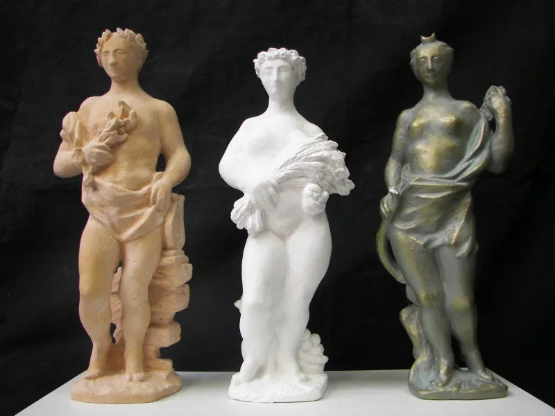 Drei Figuren aus Keramik, Gips und Bronze von Apollo und Artemis