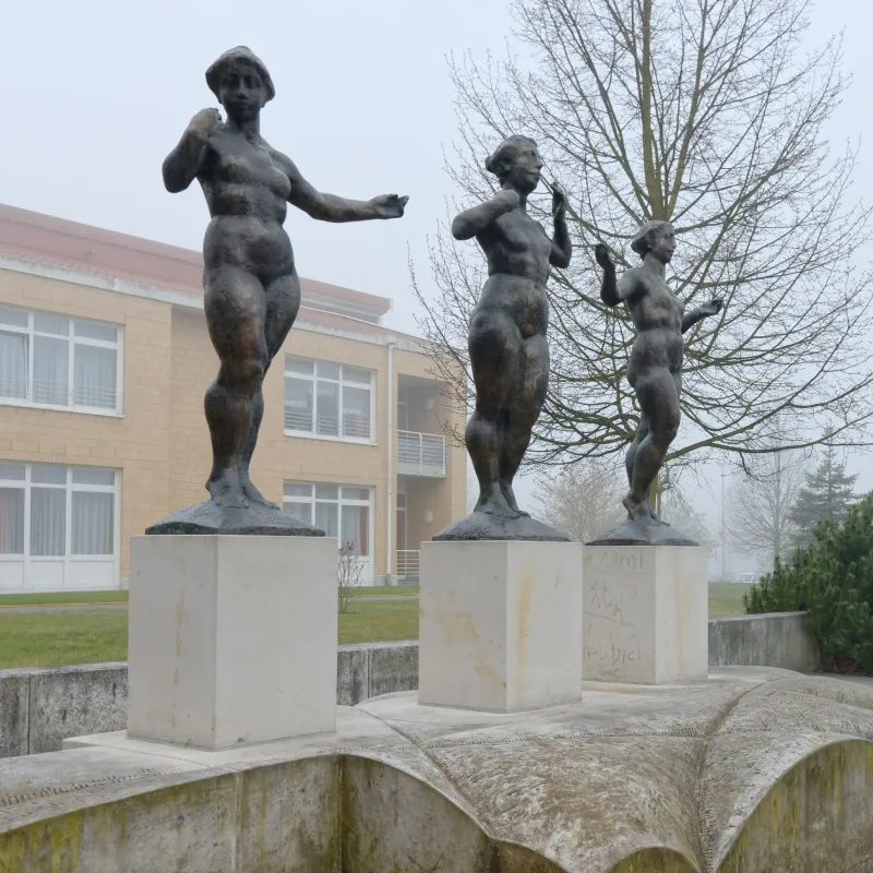 Skulpturengruppe Lebenslinien vor dem Krankenhaus Perleberg