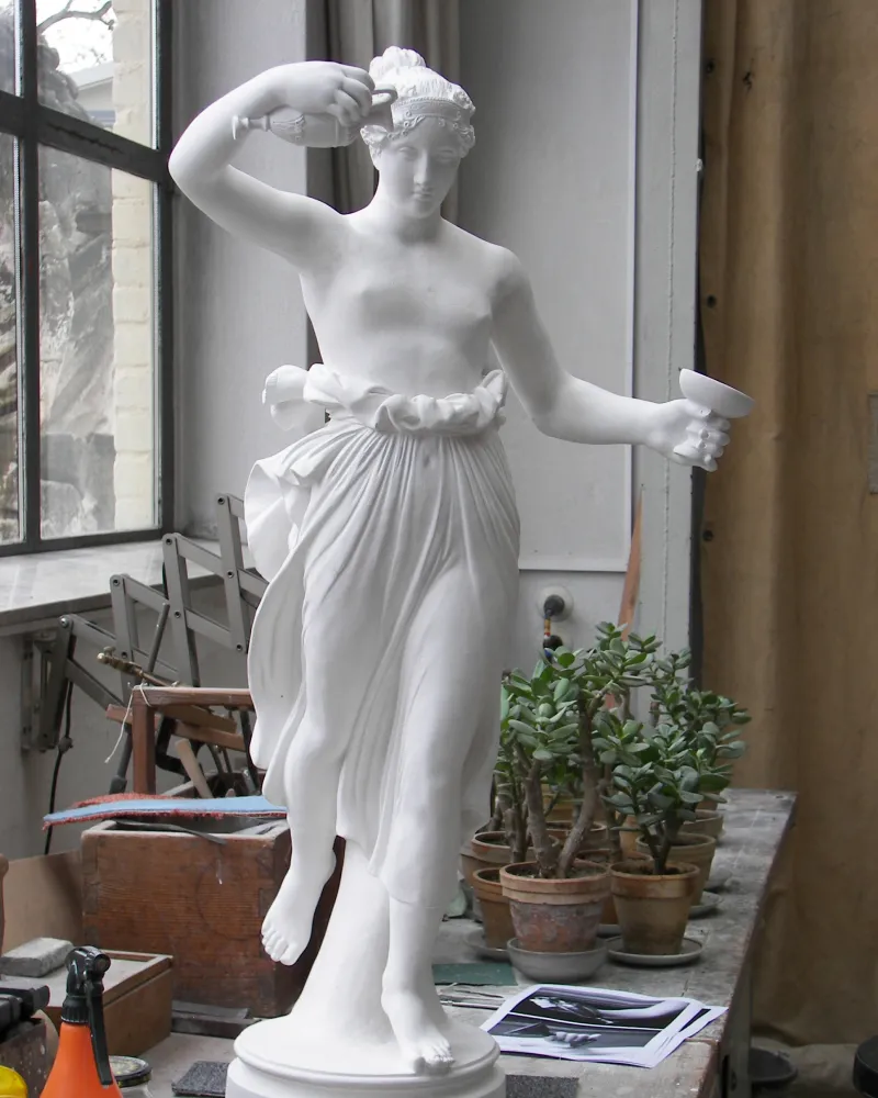 Mittelgroße Steinfigur der Hebe